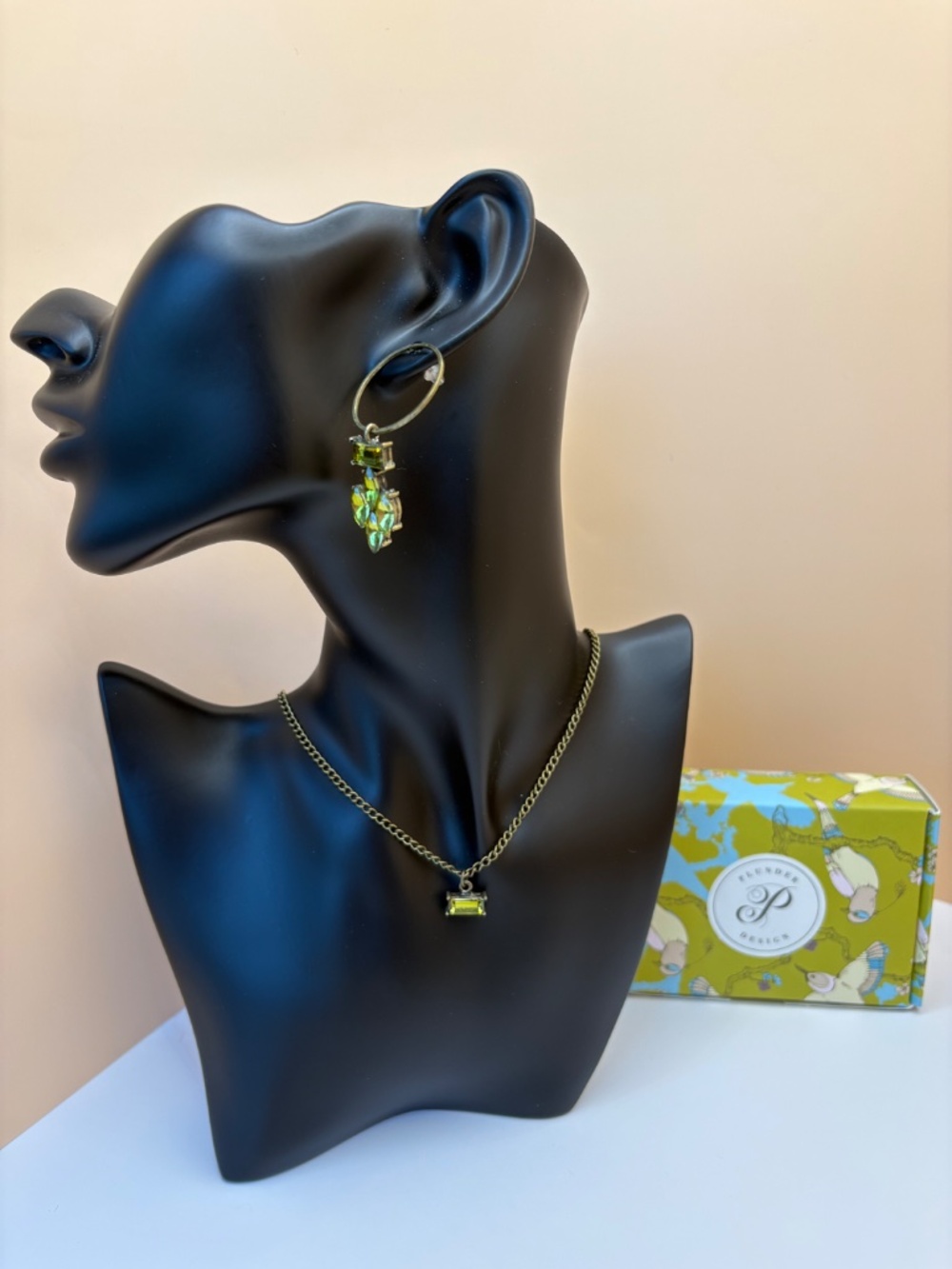 Plunder Beautiful Green Glass Pendant Necklace in Bronze Tone